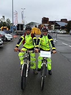 Triathlon de l'Alpe d'Huez 2014 - secouristes à vélo