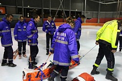 Formation continue patinoire - transport d'une victime sur glace