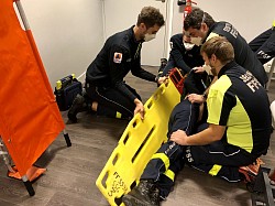 Entraînement retournement avant le Match FCG - VRDR à huit clos, Sauveteurs Secouristes Grenoblois FFSS38, Secourisme, poste de secours, DPS, Grenoble, PSC1, PSE1, PSE2, Stade des Alpes